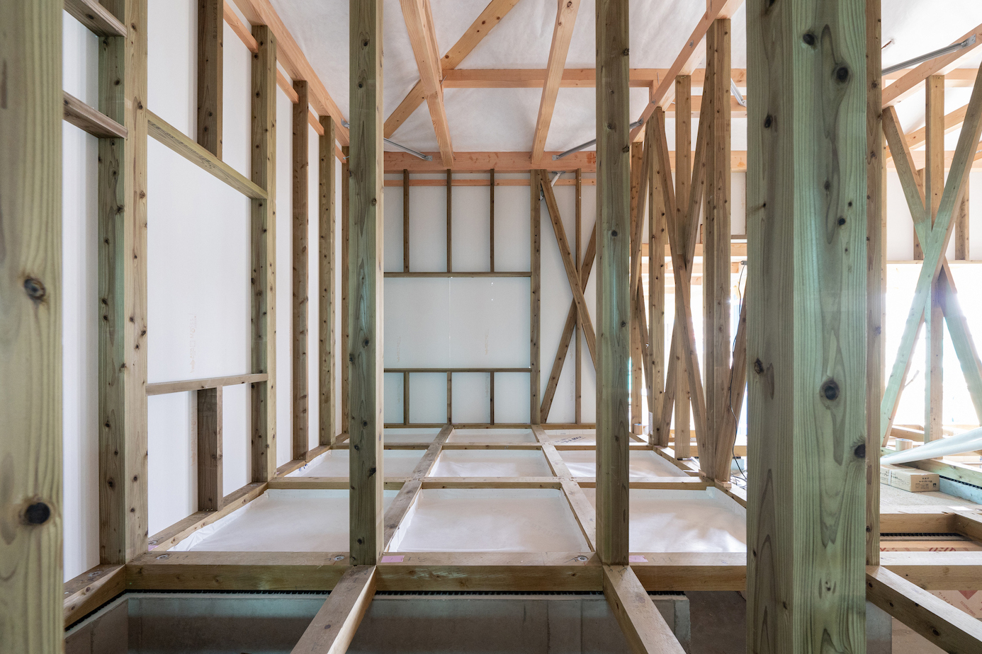 緑の柱を使った建築中の構造躯体