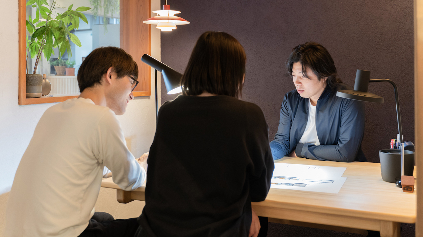 間取り図を前にした担当者との打ち合わせの様子