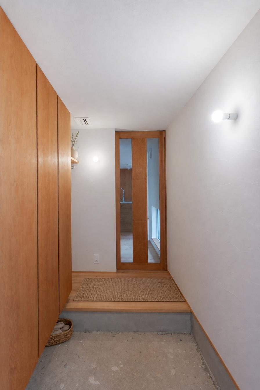 造作のガラス建具がある玄関