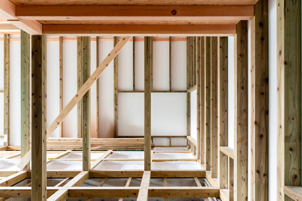 緑の柱を使用したハウスガードシステムを採用した住宅の構造