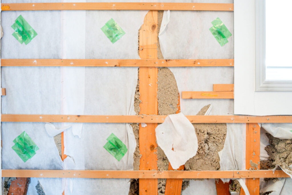 25年前に施工したセルロースファイバーの様子