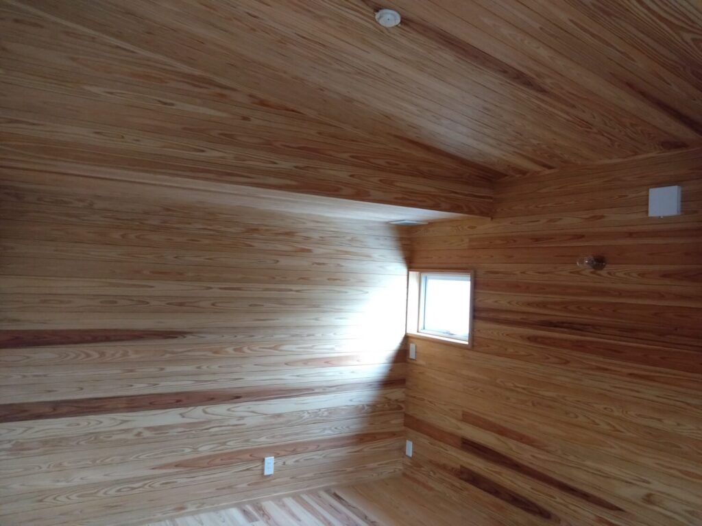 全面　杉板貼りのお部屋が仕上がりました