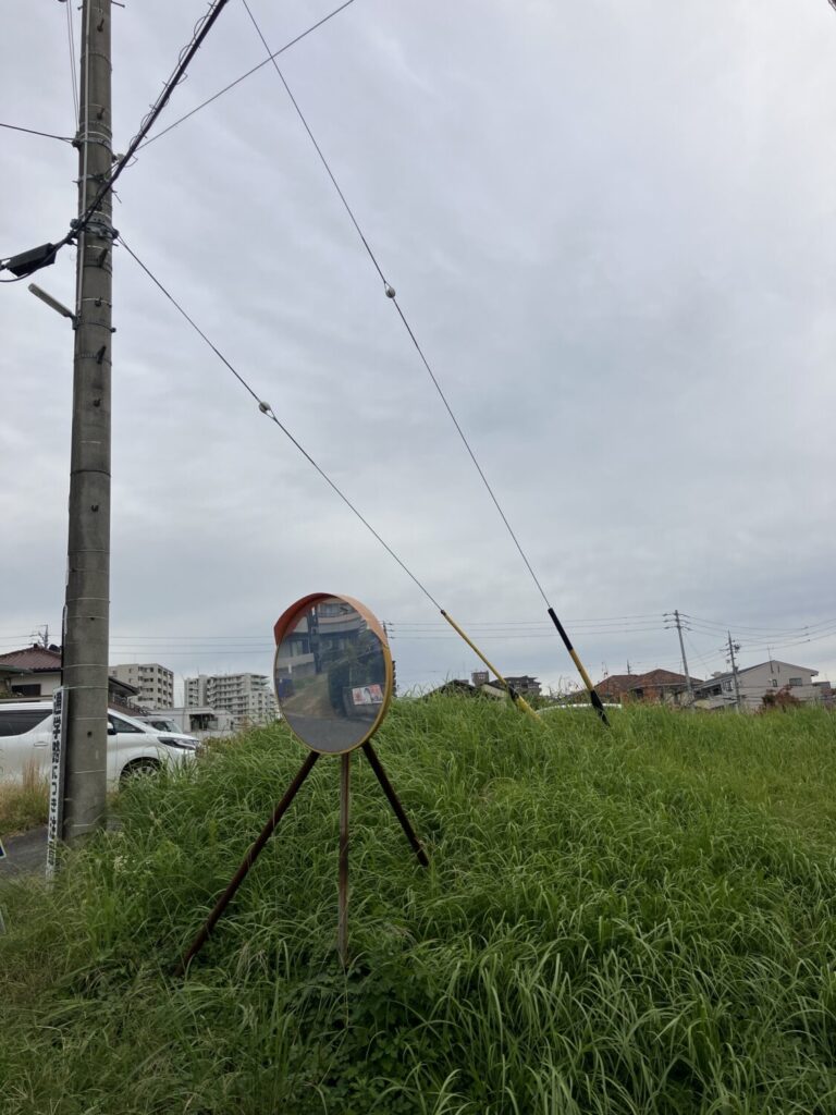 倒れそうなカーブミラー