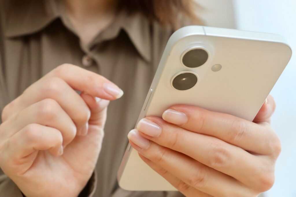 家づくりの情報をSNSで収集する様子