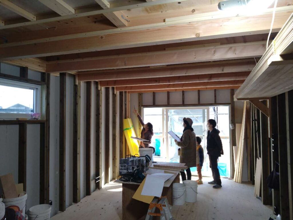 作業中の現場での打ち合わせ活発です！