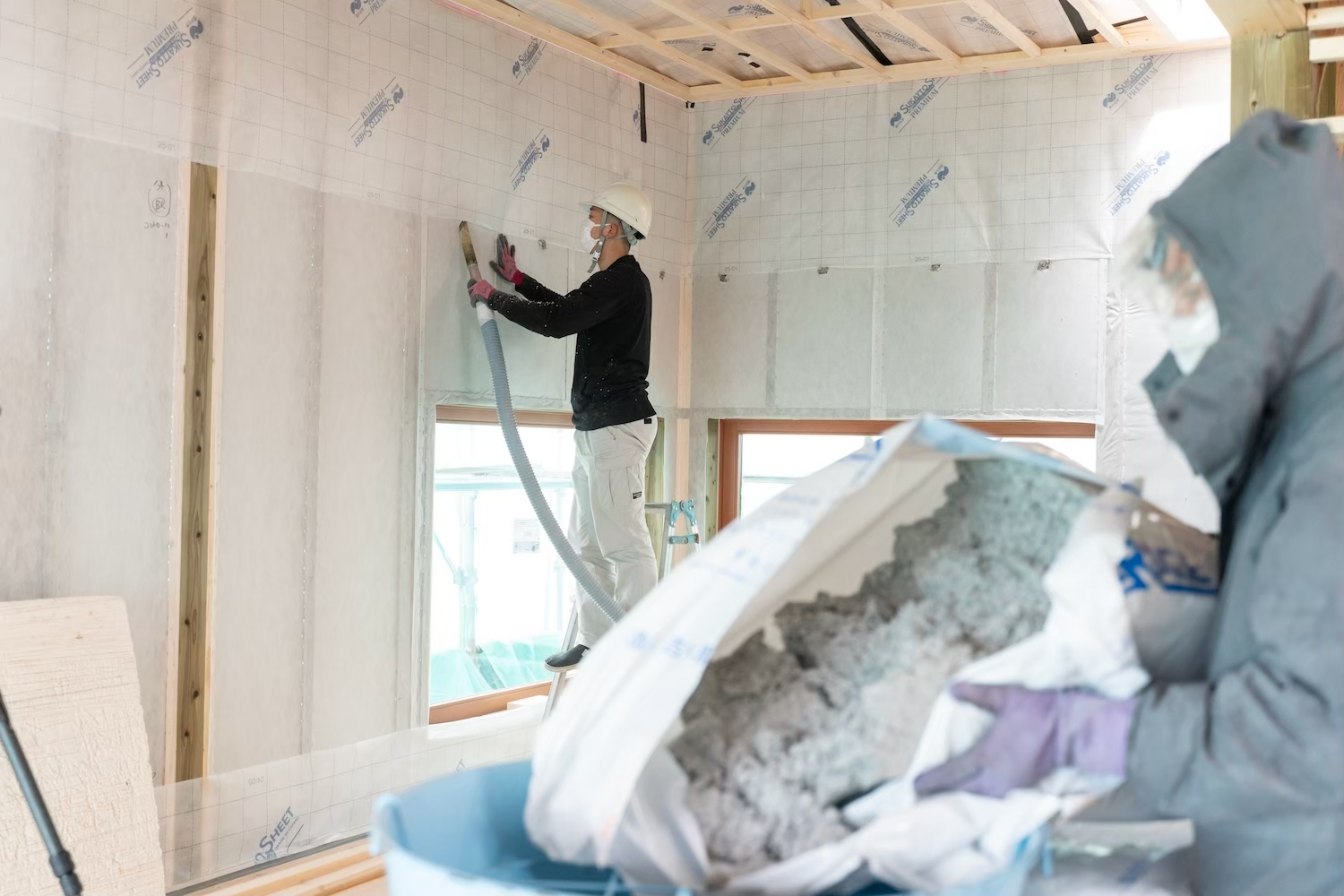 経験豊富な職人によるセルロースファイバーの施工風景 ー 愛知県小牧市工務店 オーパススタイル