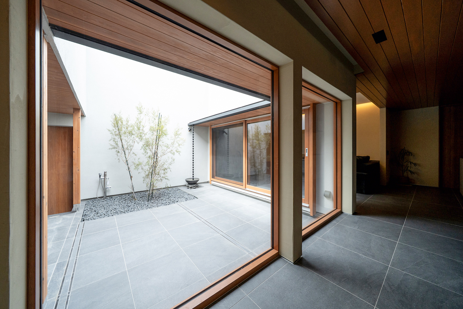 木製サッシのFIX窓(固定窓)|ピクチャーウィンドウとして景色を切り取る|オーパススタイルの施工事例"