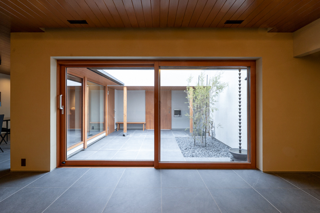 木製サッシのヘーベシーベ(大型引き戸)|リビングと庭をつなぐ大開口|オーパススタイルの施工事例"