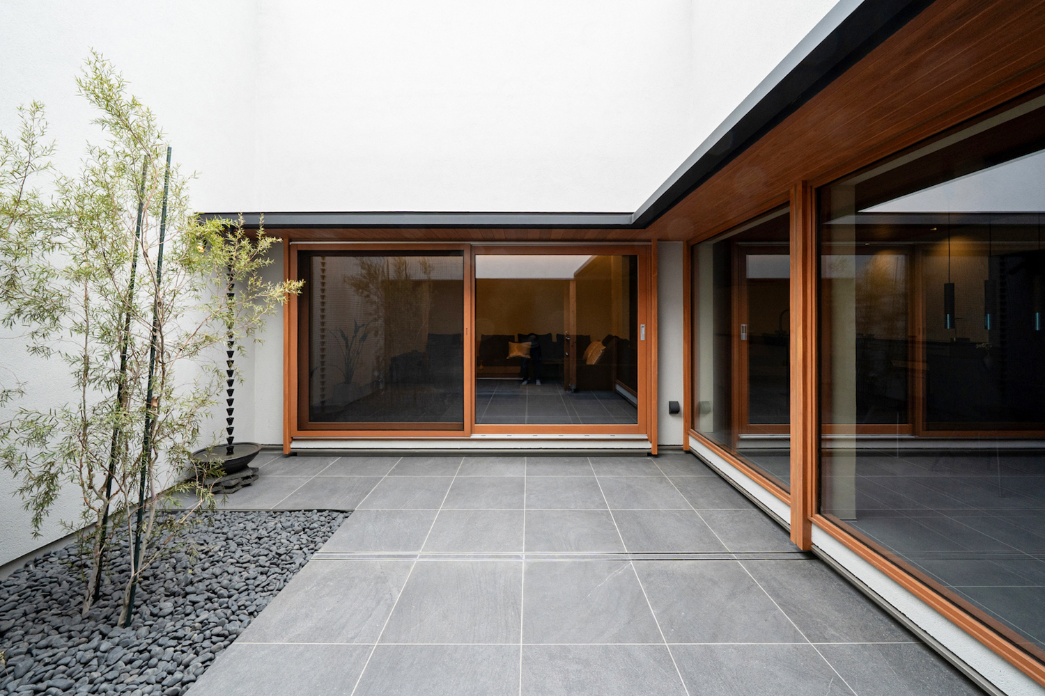 木製サッシを採用したオーパススタイルの施工事例|大開口ヘーベシーベとFIX窓の納まり