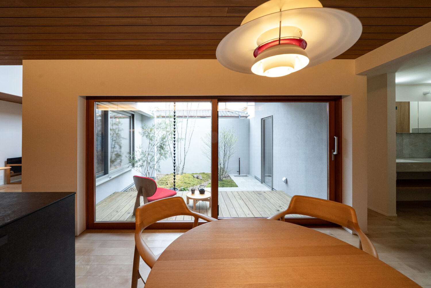 木製サッシのピクチャーウィンドウ|額縁のように庭の景色を切り取る大開口窓|オーパススタイルの施工事例"