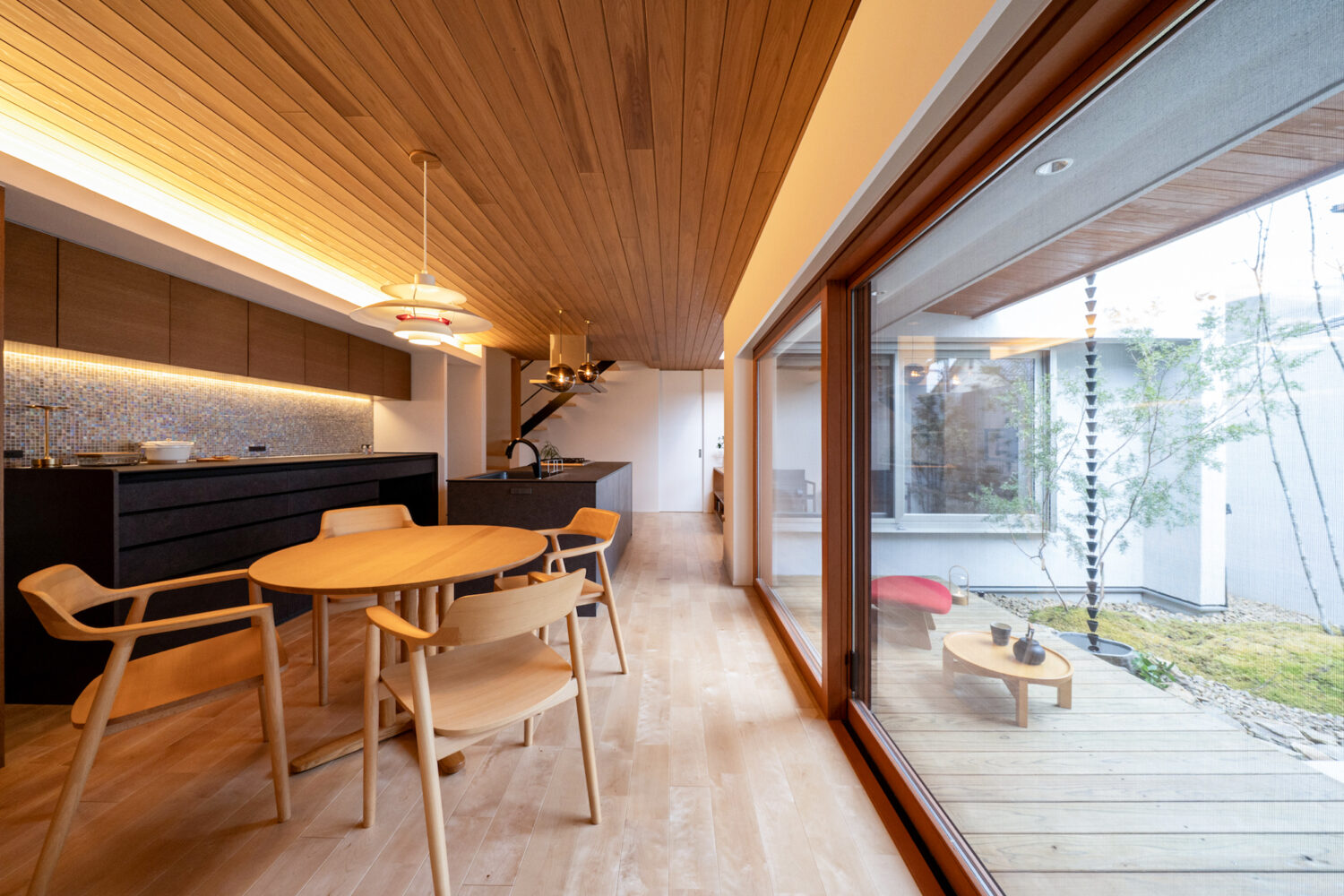 木製サッシの窓から庭を眺める暮らし|オーパススタイルの施工事例