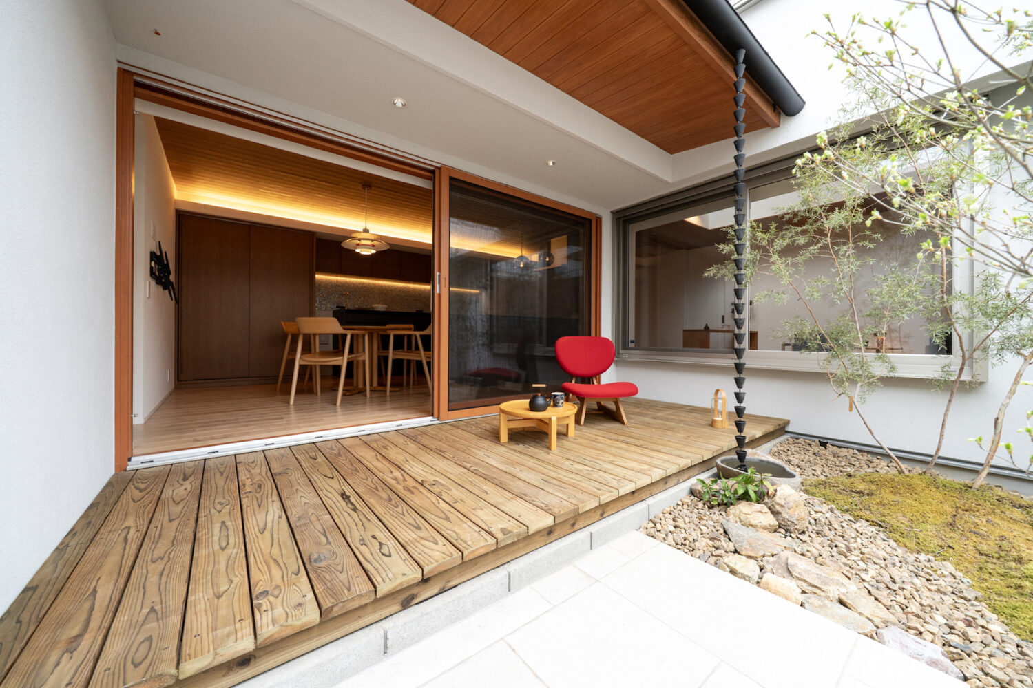 リビングの大開口に木製サッシを採用した事例|要所に絞った効果的な使い方|オーパススタイルの施工事例"