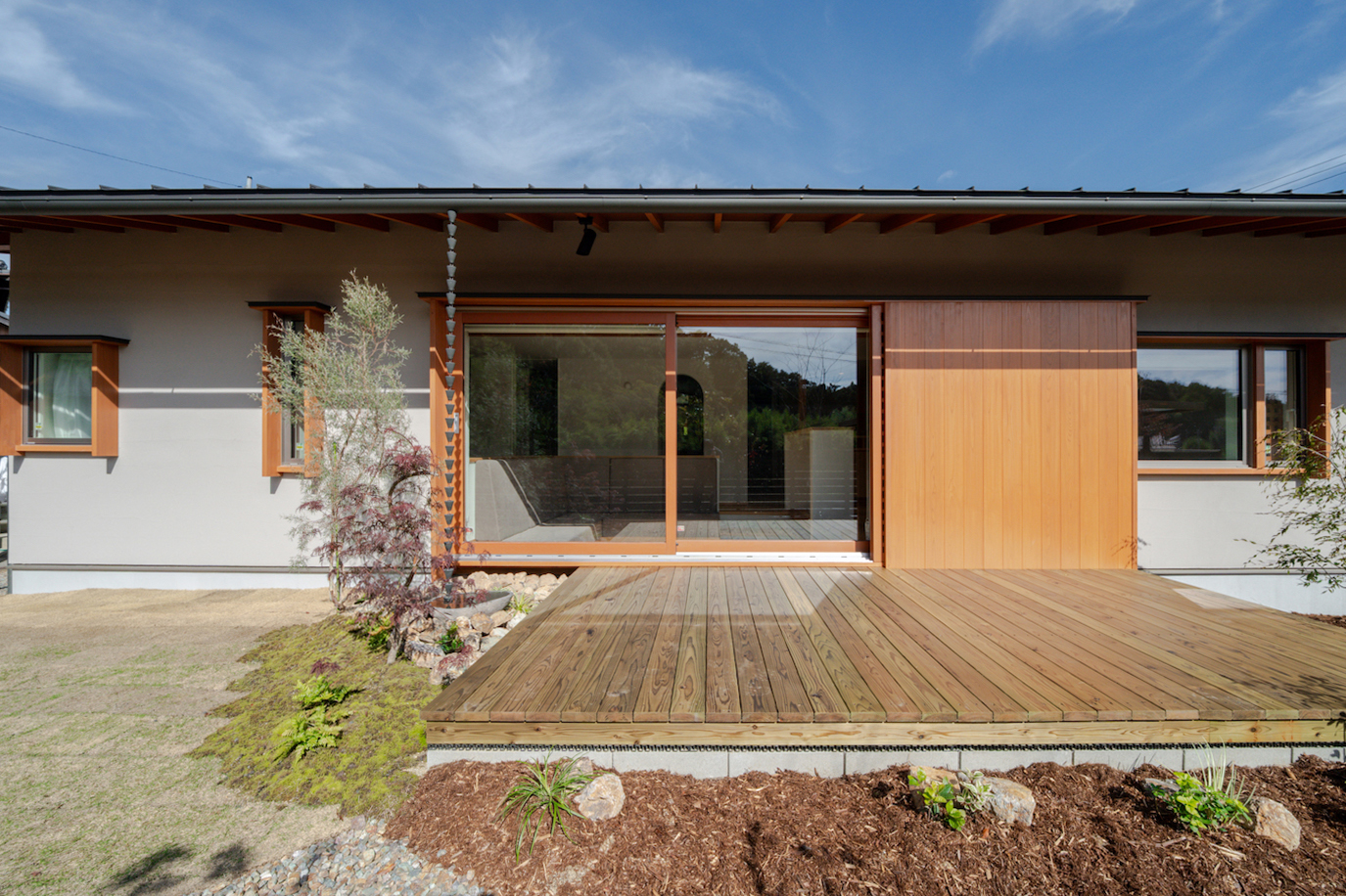 オーパススタイルが施工した木製サッシを採用した住宅の外観|オーパススタイルの施工事例"