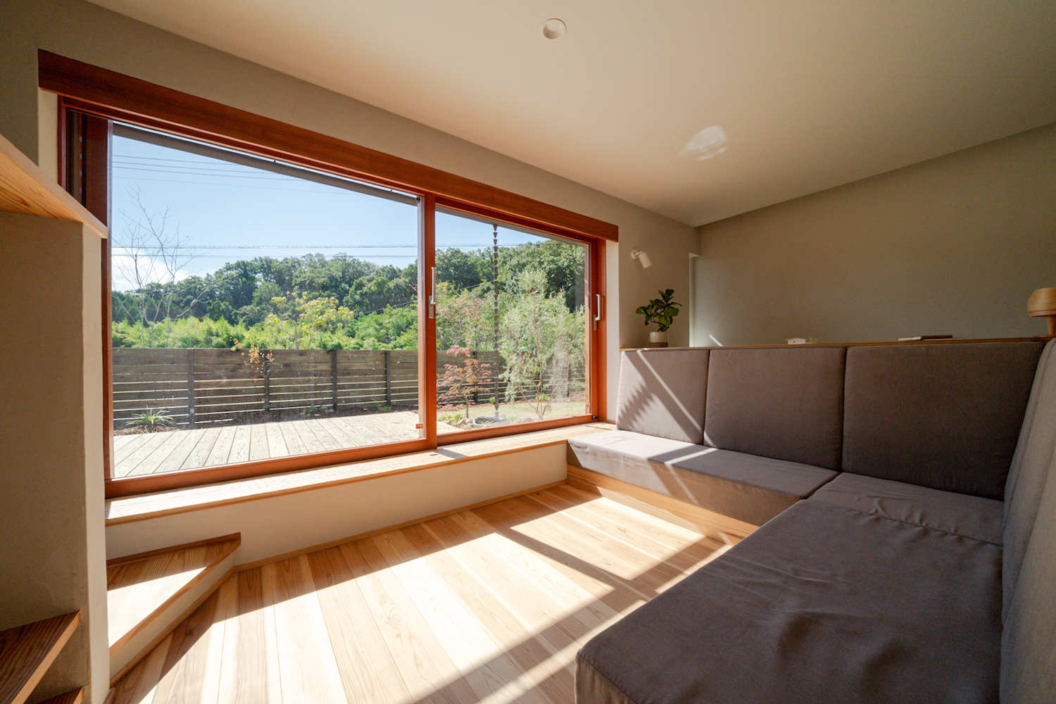 木製サッシの窓越しに広がる庭の景色|自然と自然をつなぐ設計|オーパススタイルの施工事例"