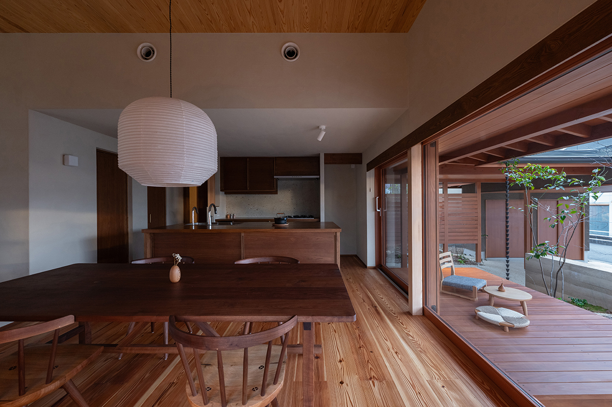 木製サッシの窓枠|温もりのある木の手触りと自然素材の質感|オーパススタイルの施工事例"