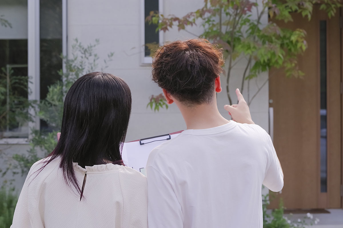 注文住宅を検討中のご夫婦イメージ