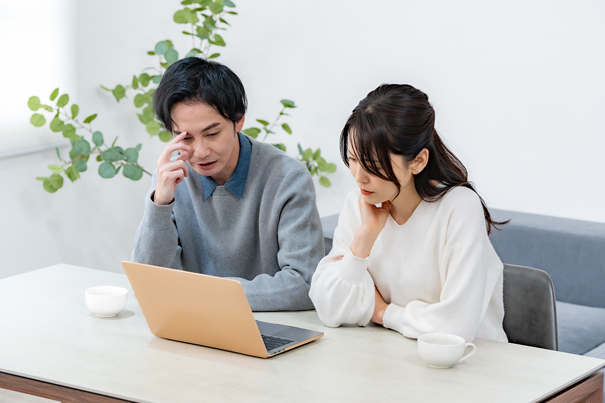 家づくりについて悩む夫婦