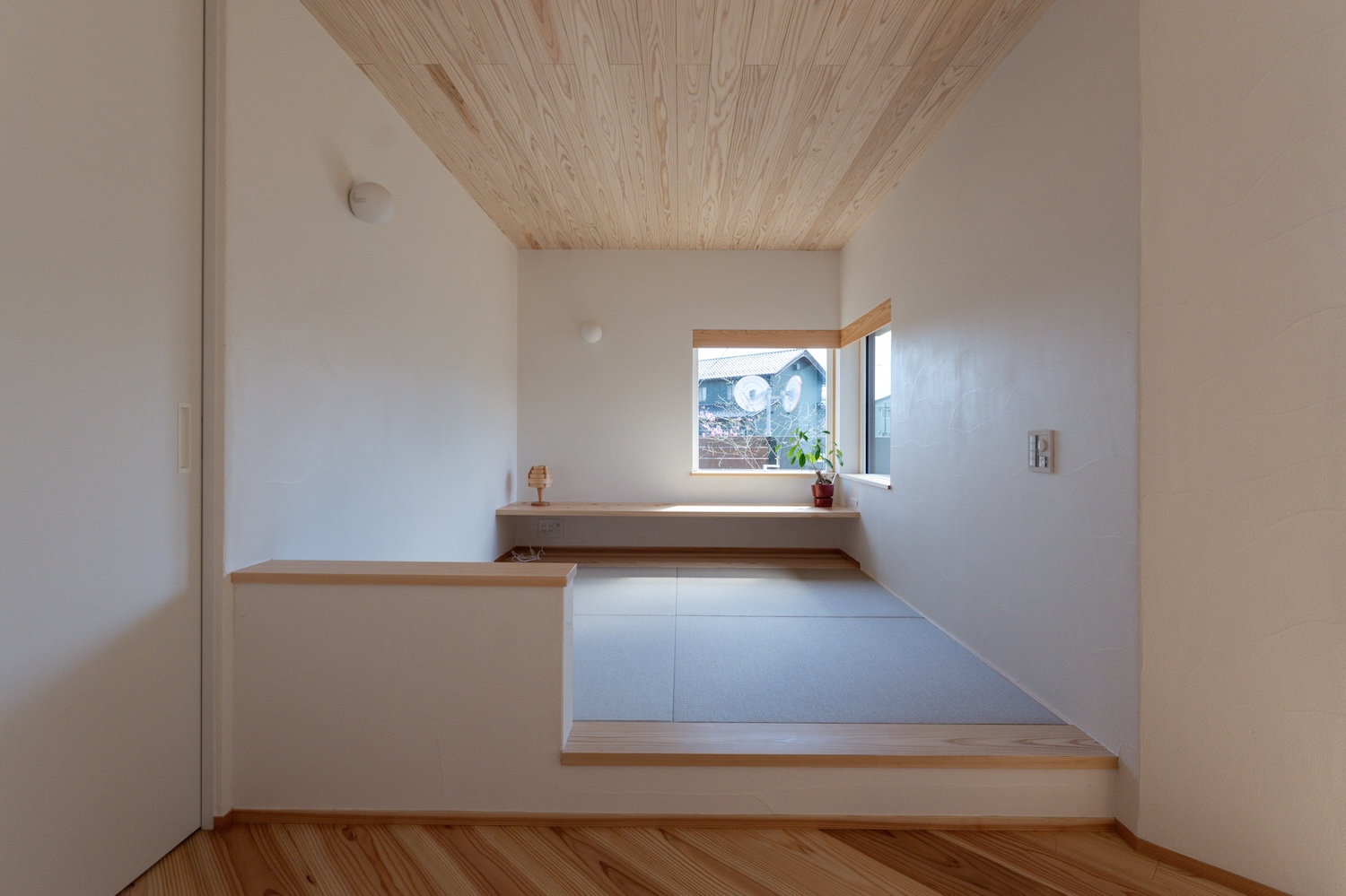 小上がりと板張り天井・コーナーサッシのある2.5帖の畳コーナー|羽島市施工事例 オーパススタイル