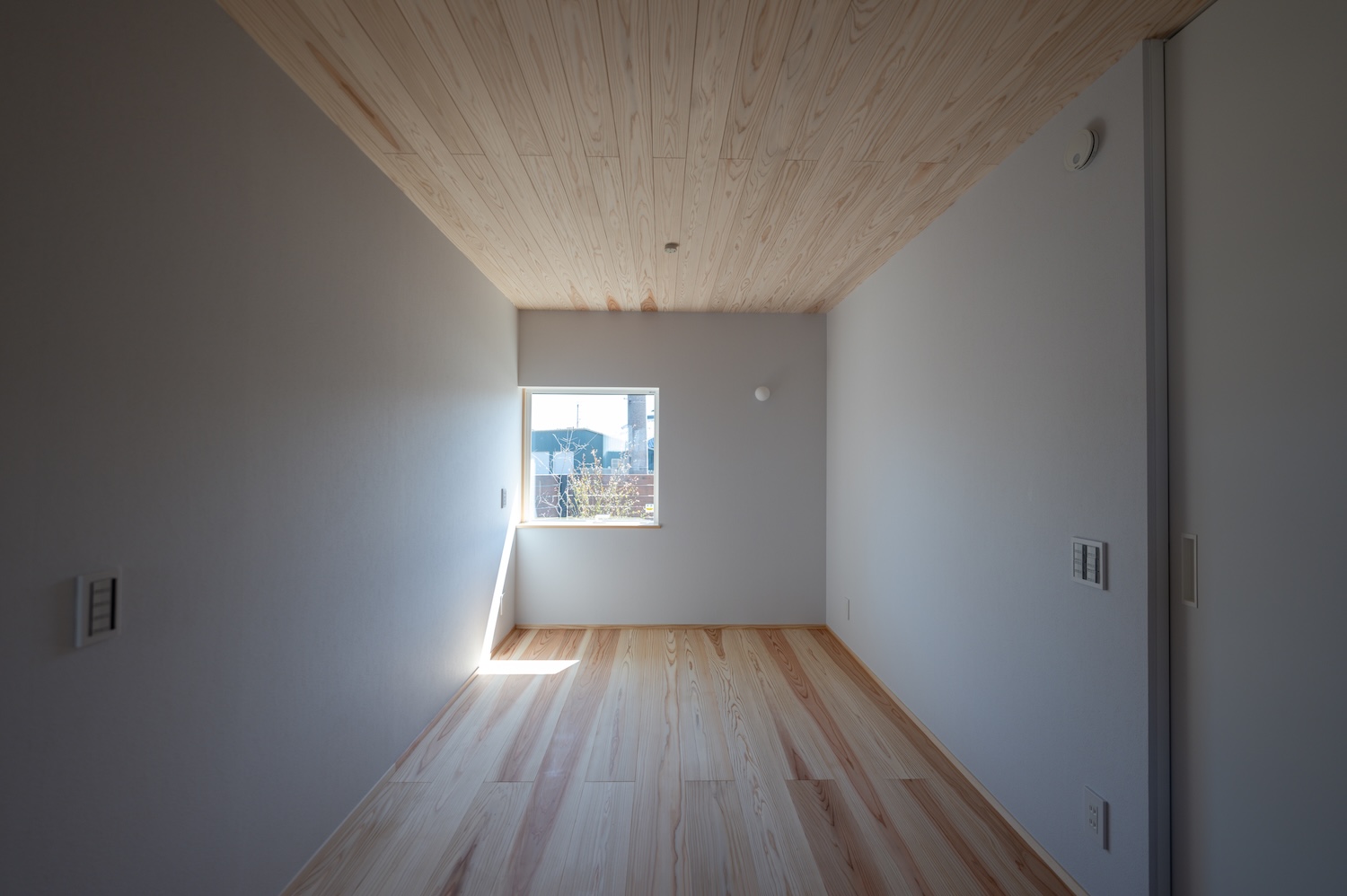 板張り天井のナチュラルな主寝室|羽島市施工事例 オーパススタイル