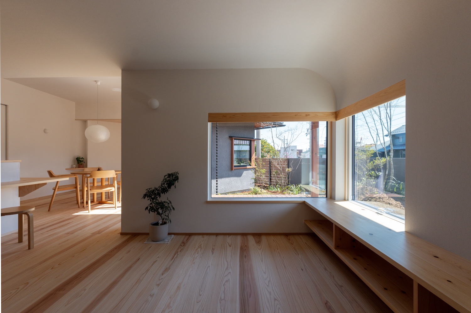 アール天井と造作テレビボード・コーナーサッシのあるリビング|羽島市施工事例 オーパススタイル