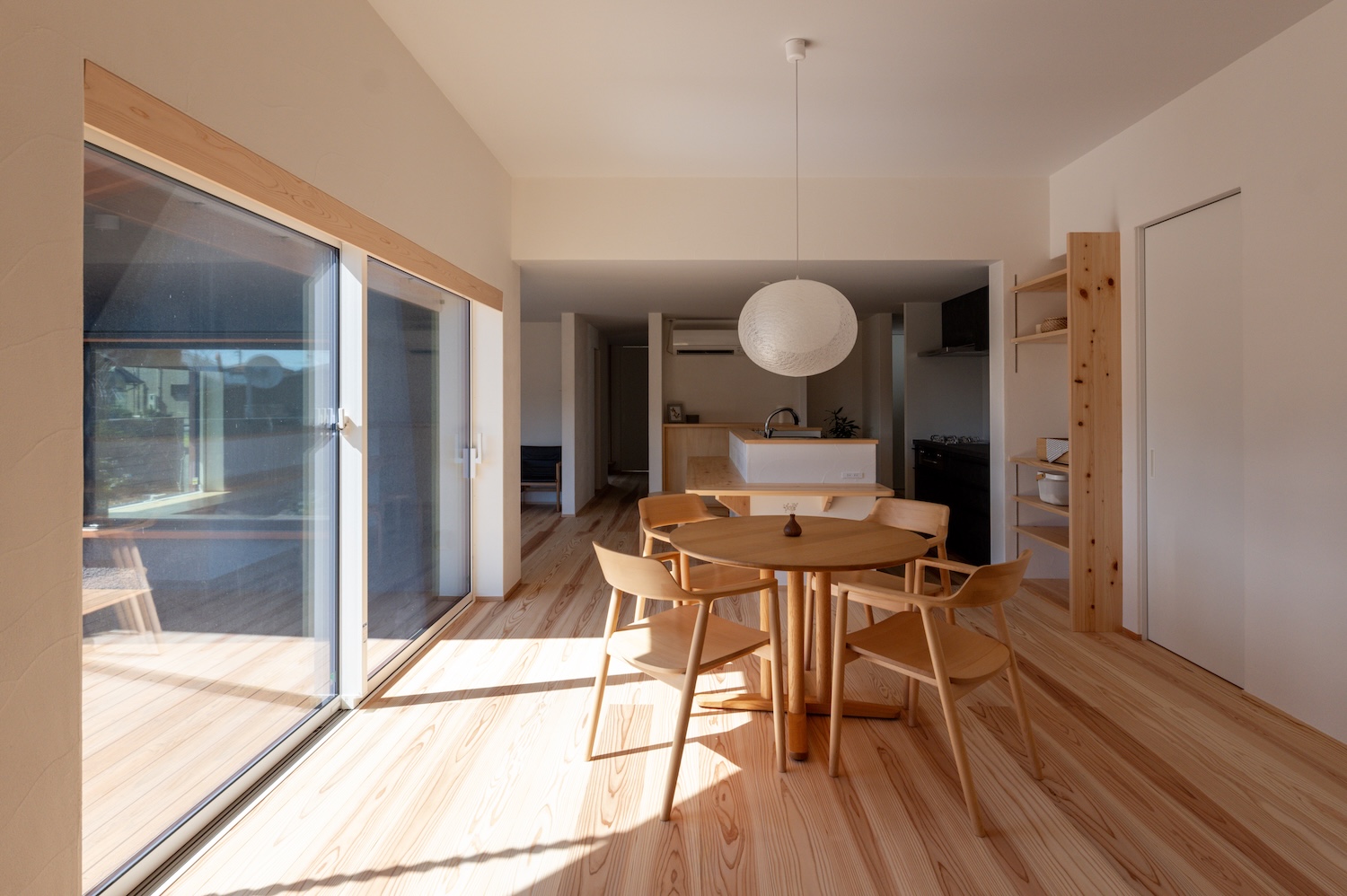 大開口と高天井で開放的なダイニング|羽島市施工事例 オーパススタイル