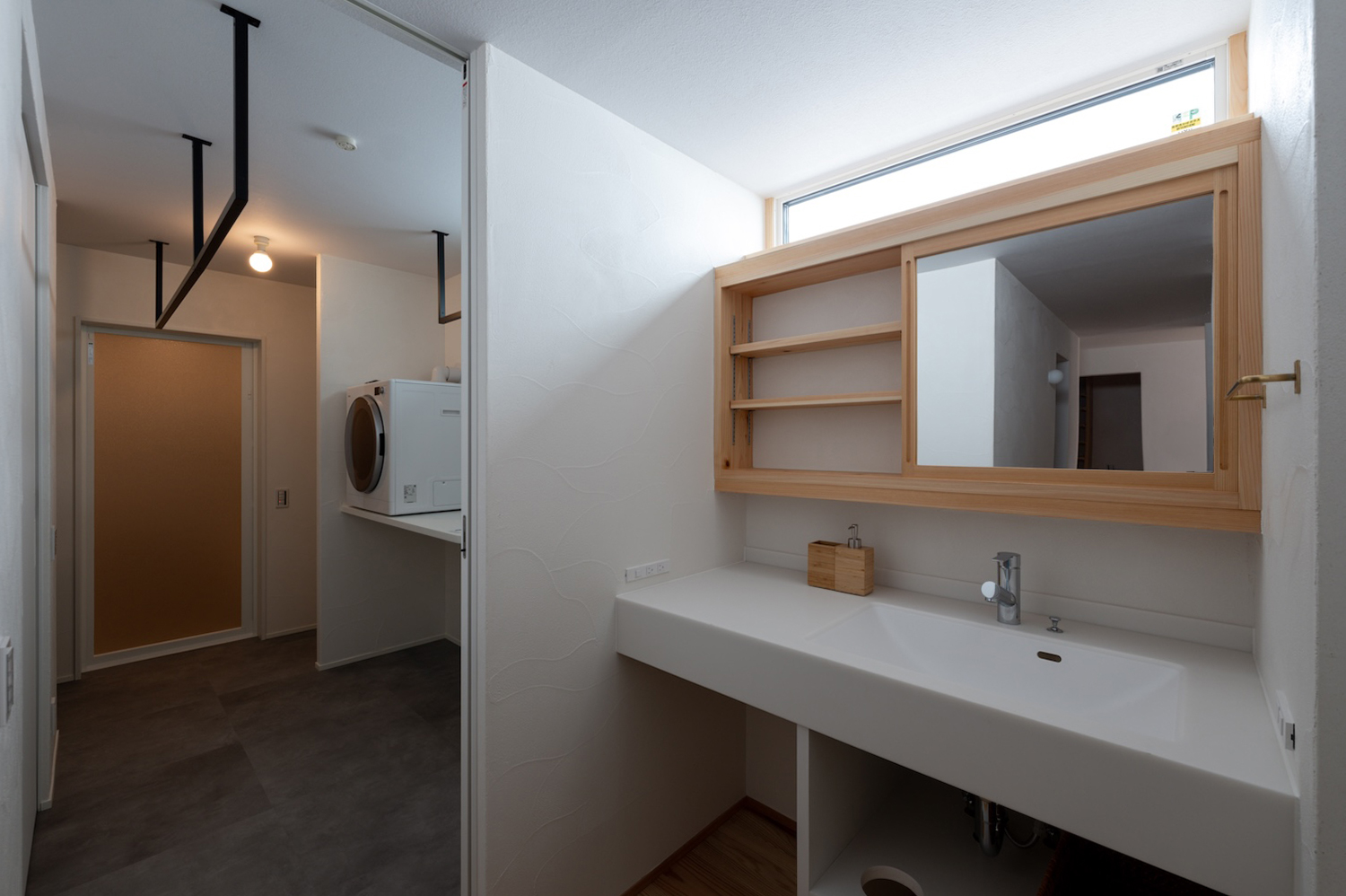 スライド鏡の幅広造作洗面台|羽島市施工事例 オーパススタイル