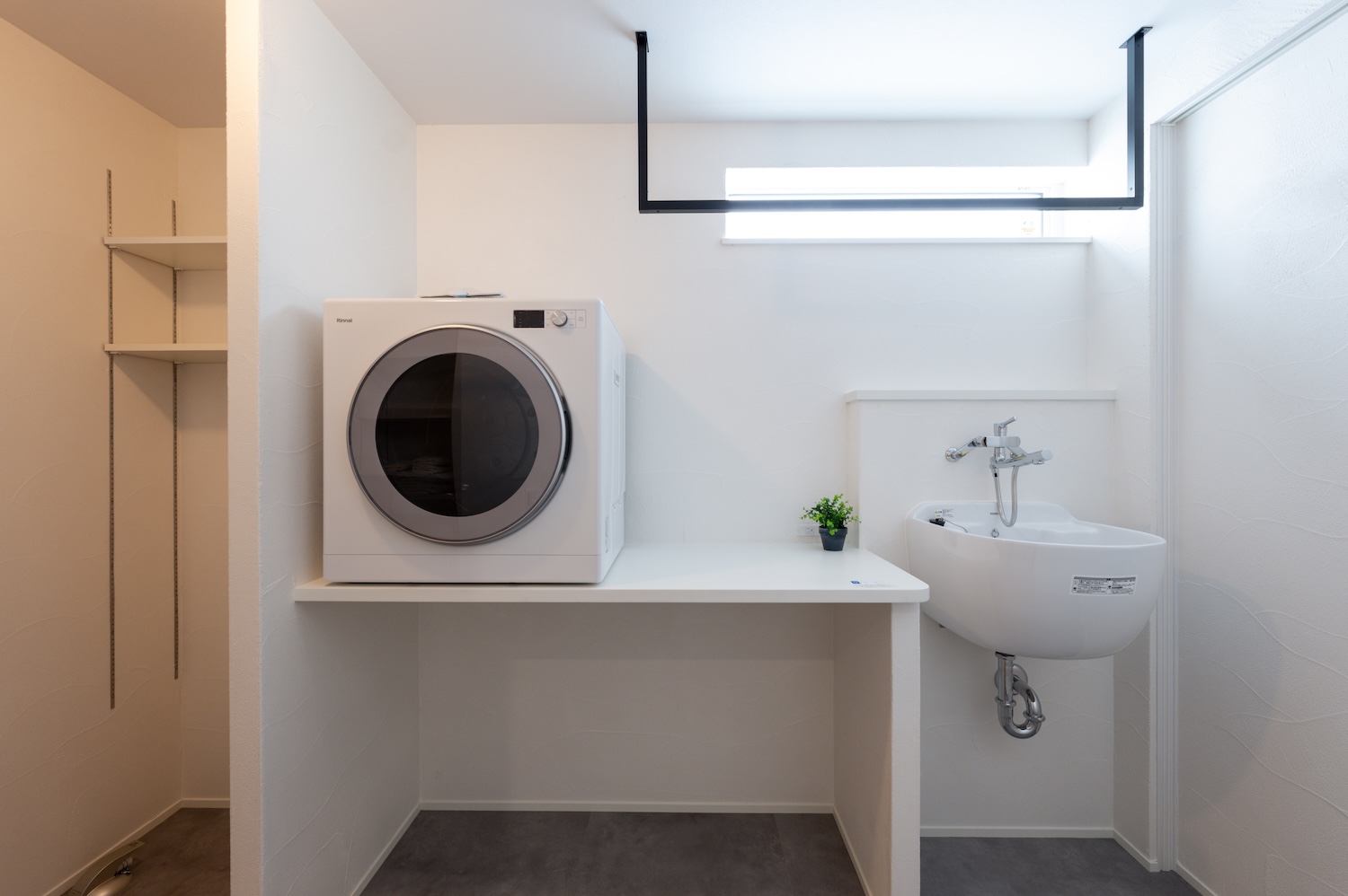 乾太くんとアイアンハンガーパイプ・スロップシンクのあるランドリー兼脱衣室|羽島市施工事例 オーパススタイル