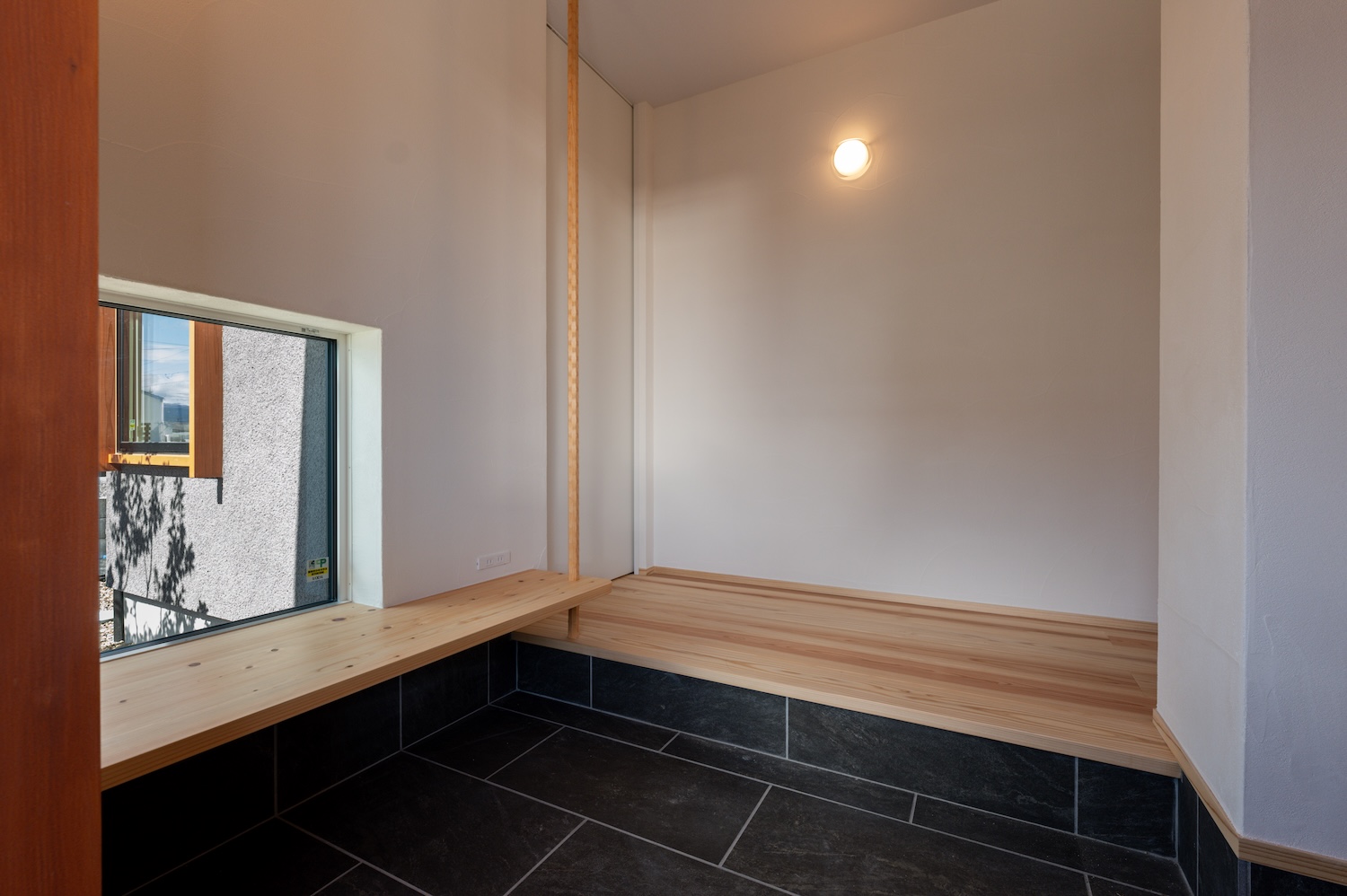 景色の抜け感がある玄関・なぐり加工の手すりベンチ|羽島市施工事例 オーパススタイル