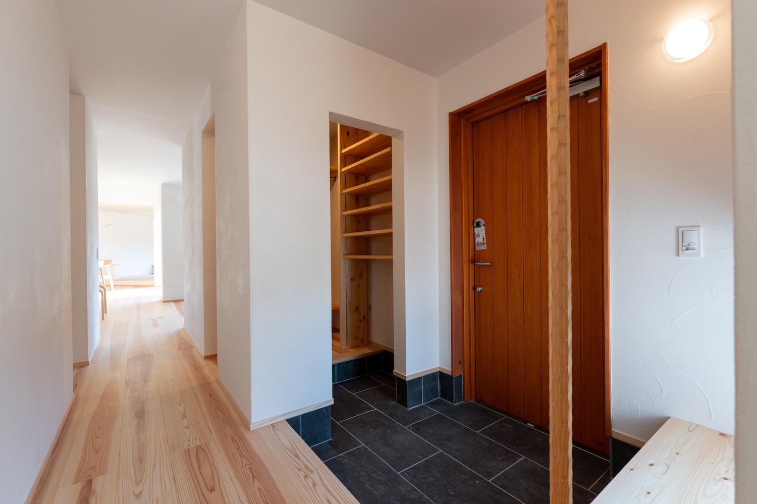 洋服もかけられるロッカーと2way動線のシューズクローク|羽島市施工事例 オーパススタイル