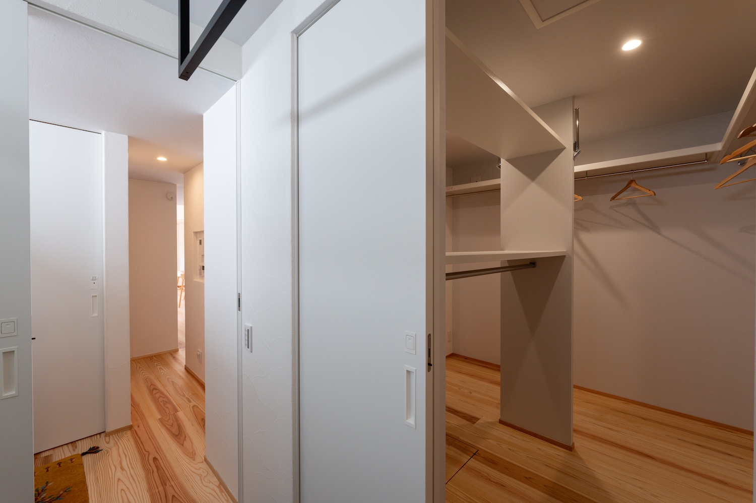 玄関から脱衣室へ抜ける廊下と大容量ファミリークローゼット|羽島市施工事例 オーパススタイル