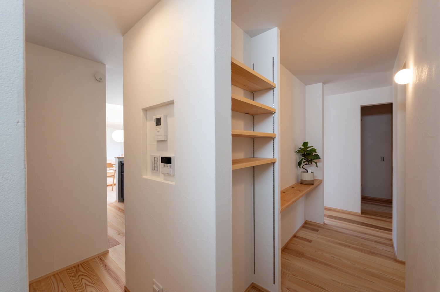 収納と飾り棚で彩られた回遊動線の廊下|羽島市施工事例 オーパススタイル