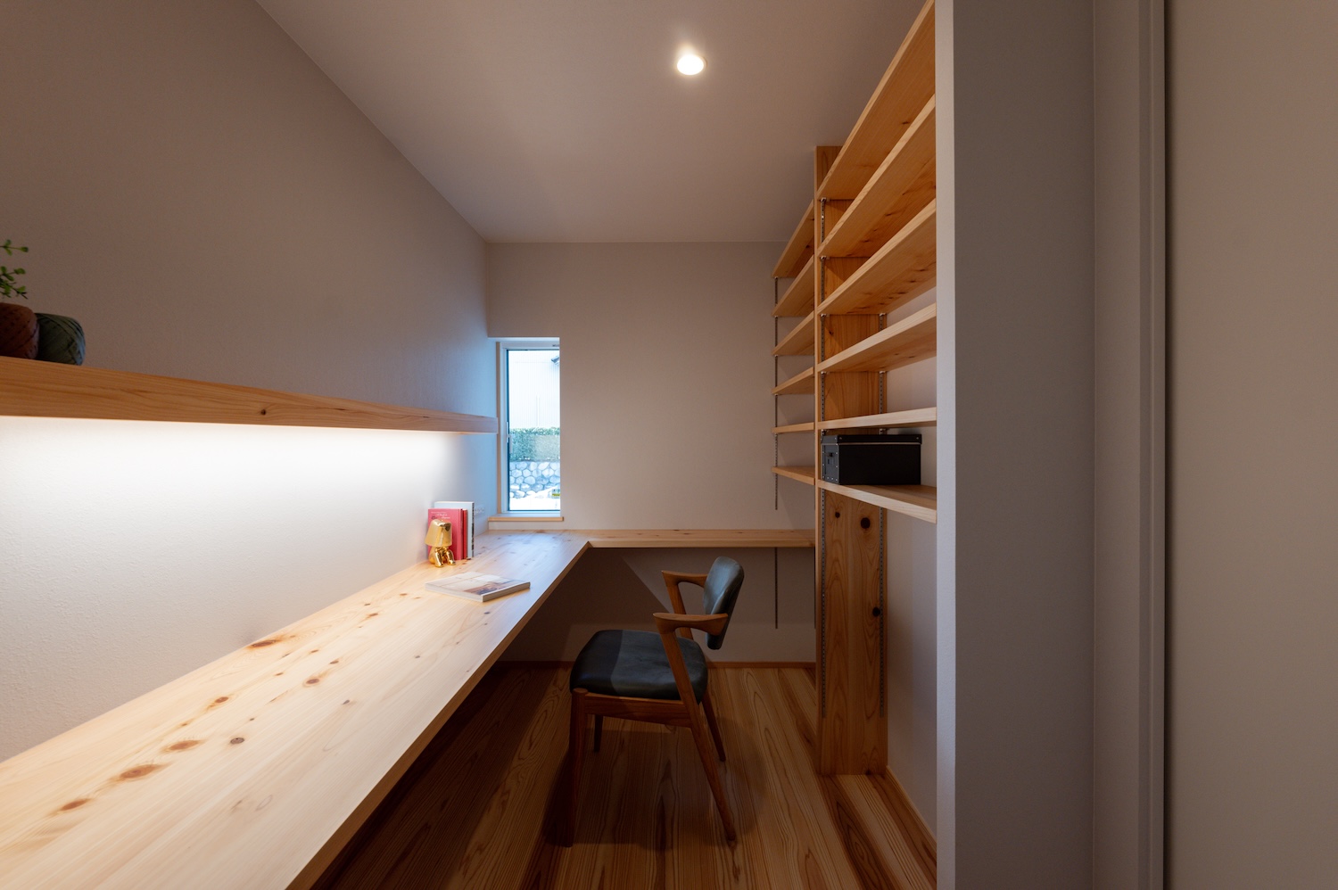 L字造作カウンターと本棚・飾り棚のある書斎|羽島市施工事例 オーパススタイル
