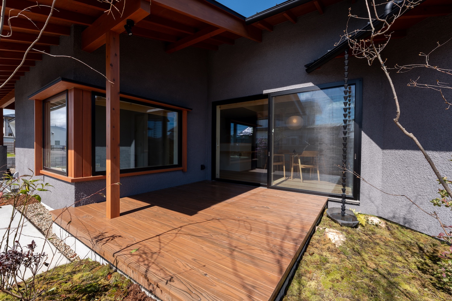 軒の深いウッドデッキとお庭・室内とつながる大開口|羽島市施工事例 オーパススタイル