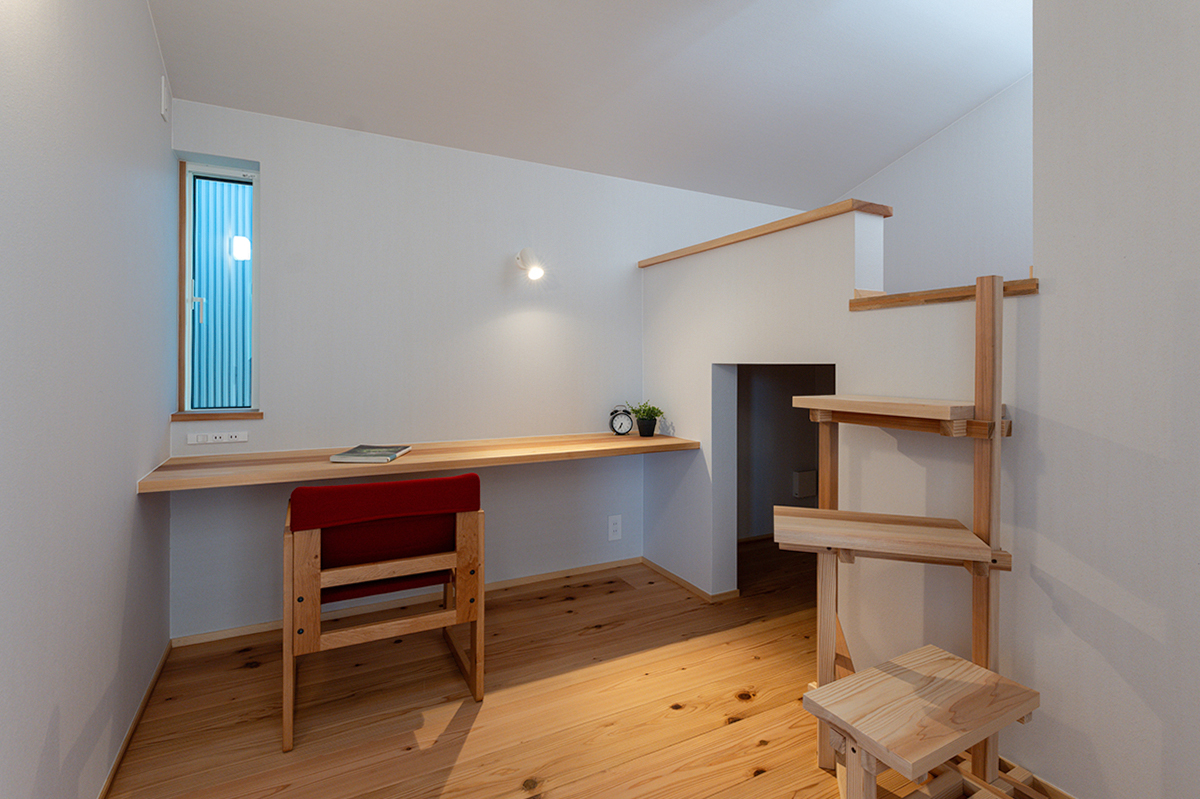 カウンターとロフトのある子供部屋｜各務原市施工事例｜オーパススタイル