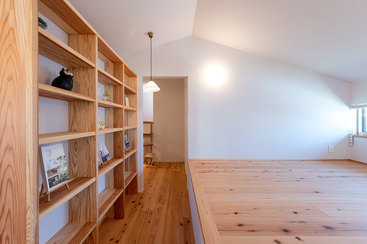 段差を上げたステージのようなセカンドリビングと本棚｜各務原市施工事例｜オーパススタイル