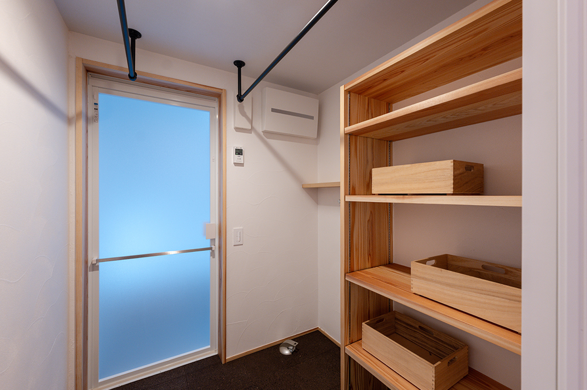 炭化コルクとアイアンバーを採用した洗濯もできる脱衣スペース｜各務原市施工事例｜オーパススタイル