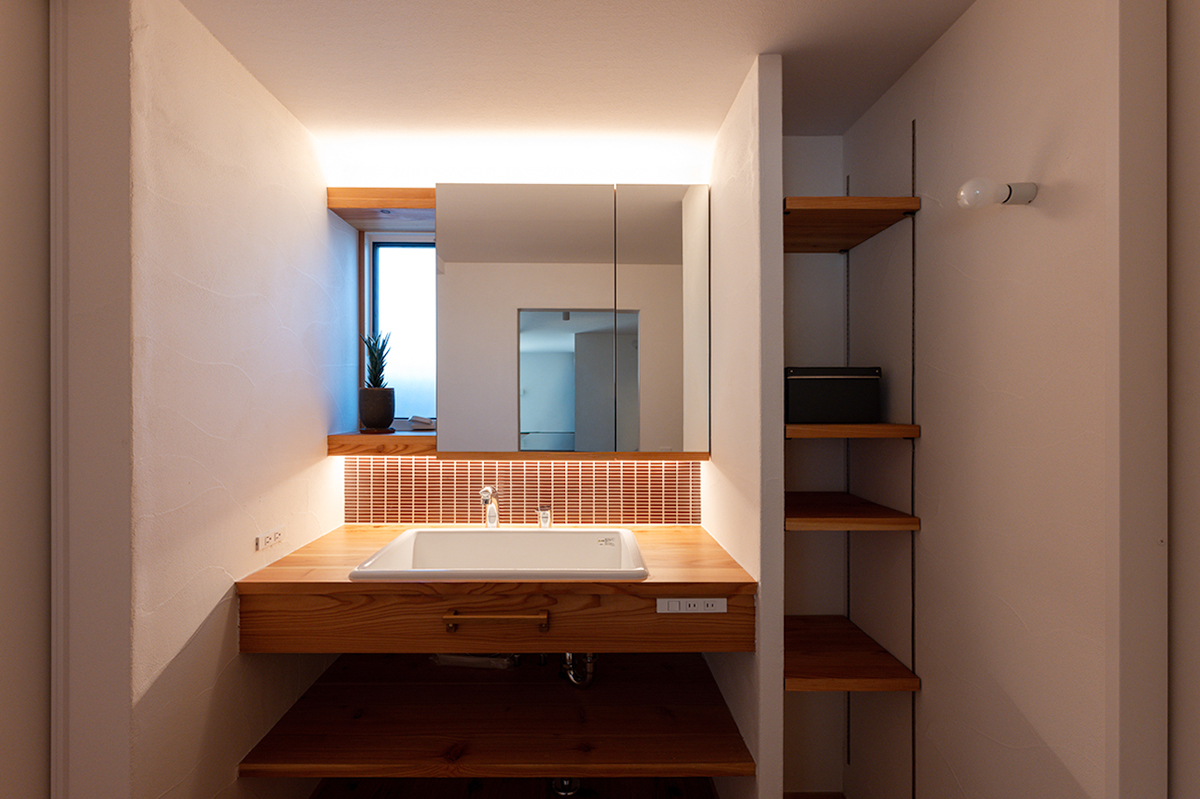 造作洗面台と造作二面鏡のある洗面スペース｜各務原市施工事例｜オーパススタイル