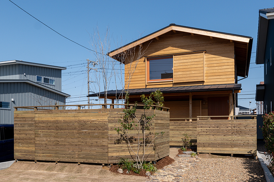 高さのあるウッドフェンスと全面芝張りの庭｜各務原市施工事例｜オーパススタイル
