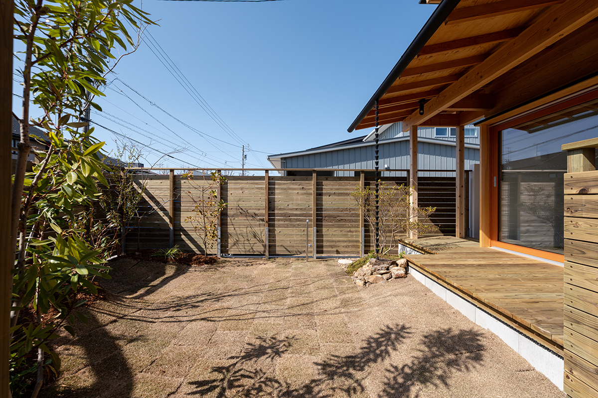 植栽と芝のあるお庭とリビングとフラットにつながるウッドデッキと深い軒｜各務原市施工事例｜オーパススタイル