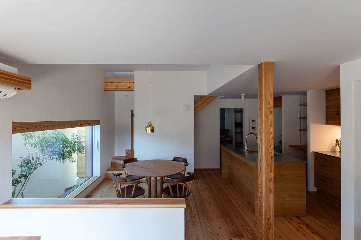 窓から庭の景色が楽しめるダイニング｜各務原市施工事例｜オーパススタイル