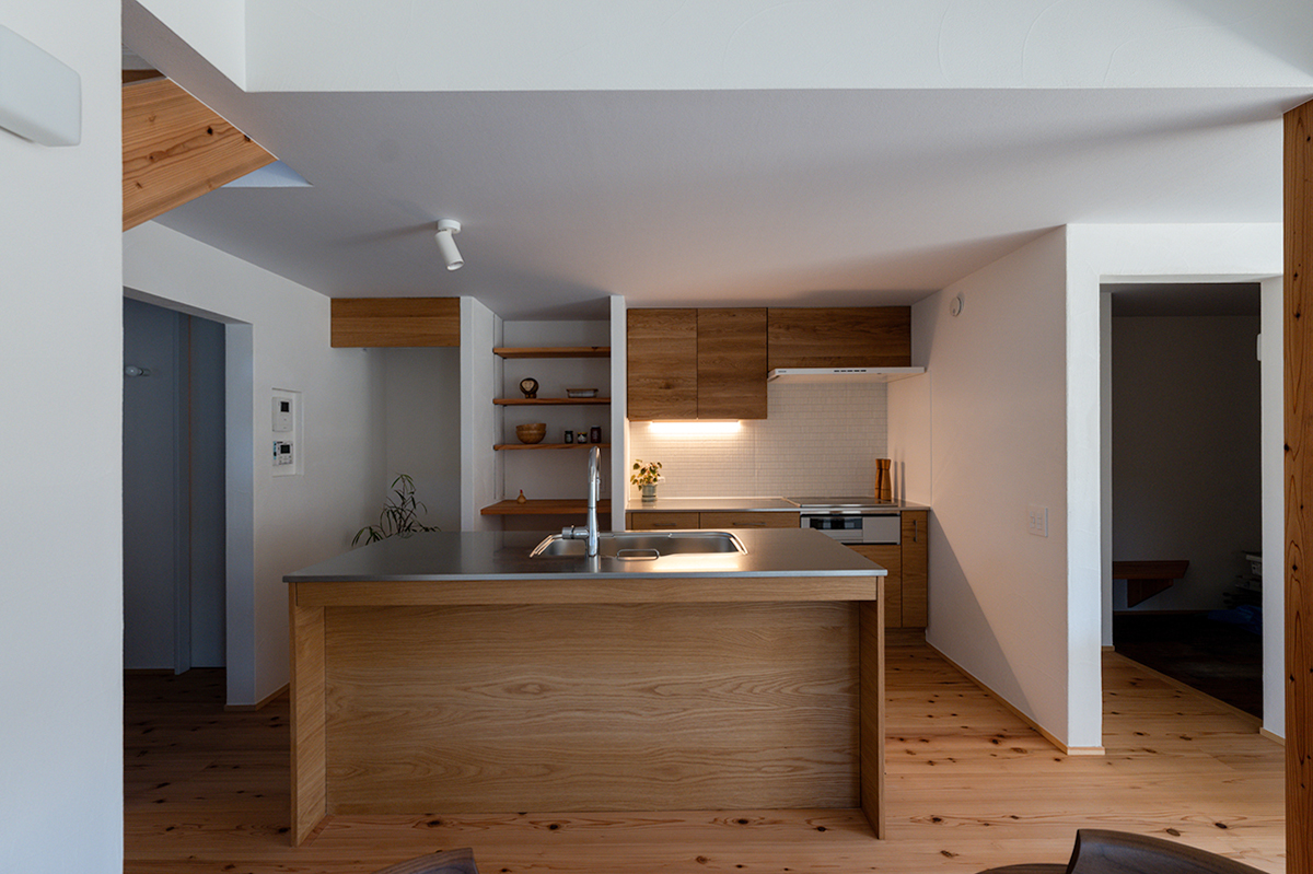 水まわりへの動線もスムーズなⅡ型キッチン｜各務原市施工事例｜オーパススタイル