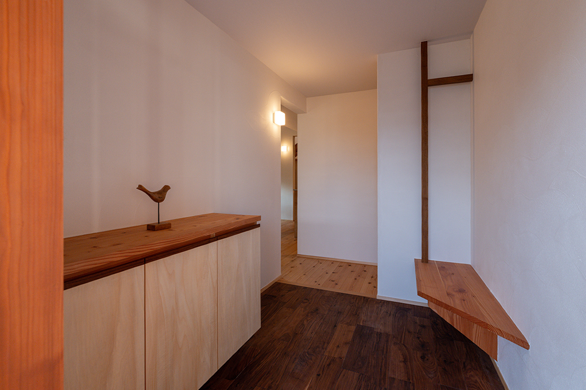 室内までフラットにつながるウォールナット床の玄関｜各務原市施工事例｜オーパススタイル