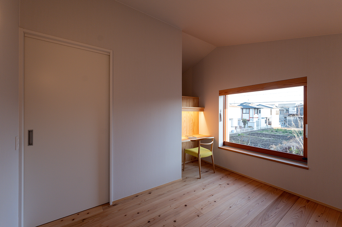 木製サッシと窓辺カウンターのある主寝室｜各務原市施工事例｜オーパススタイル