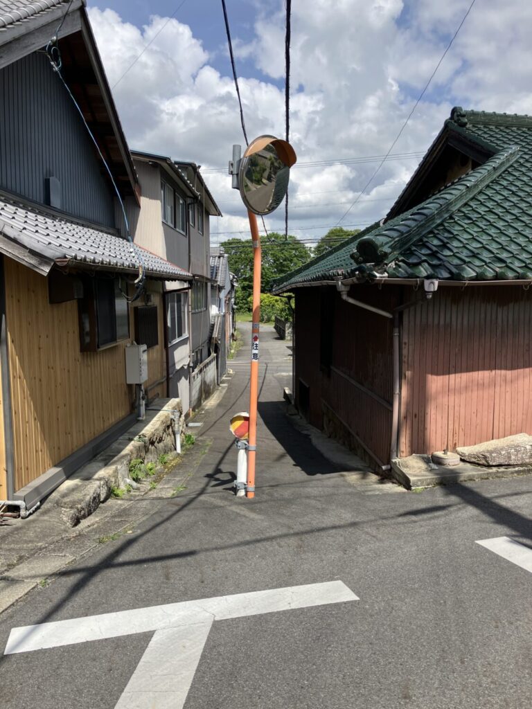 こんなとこにカーブミラー
