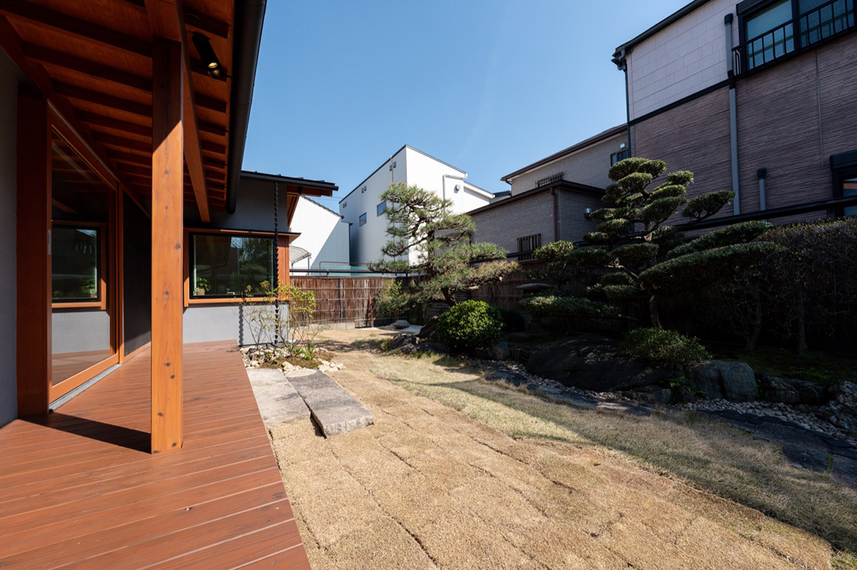庭につながる横長のウッドデッキ|名古屋市中村区施工事例 オーパススタイル