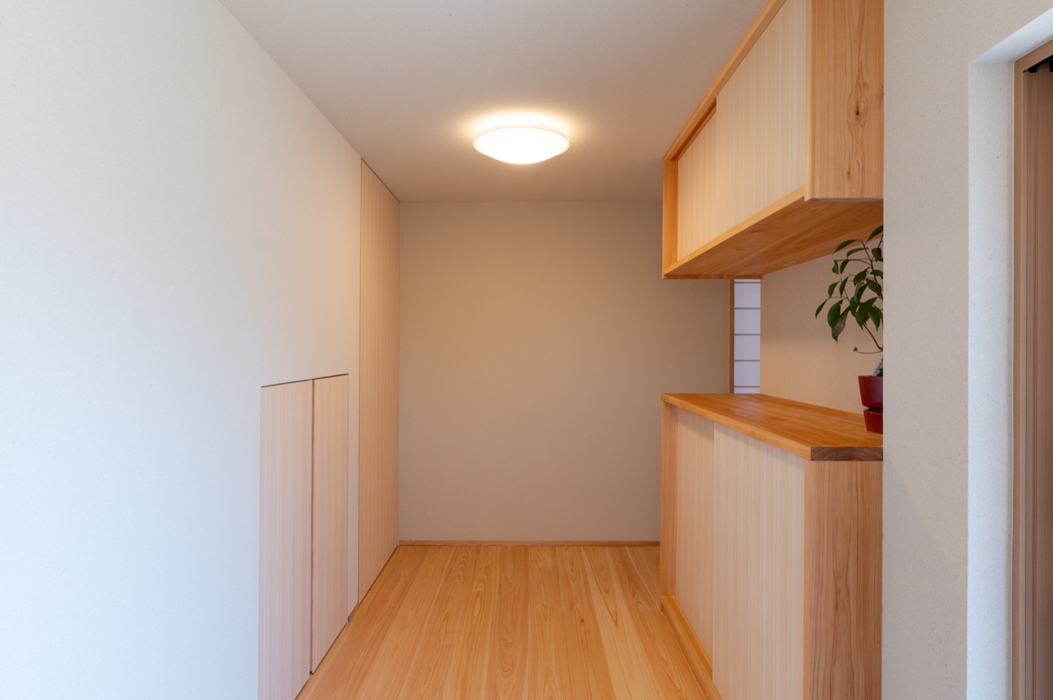 ヒノキの床と造作収納のあるゆとりの玄関|北名古屋市施工事例 オーパススタイル