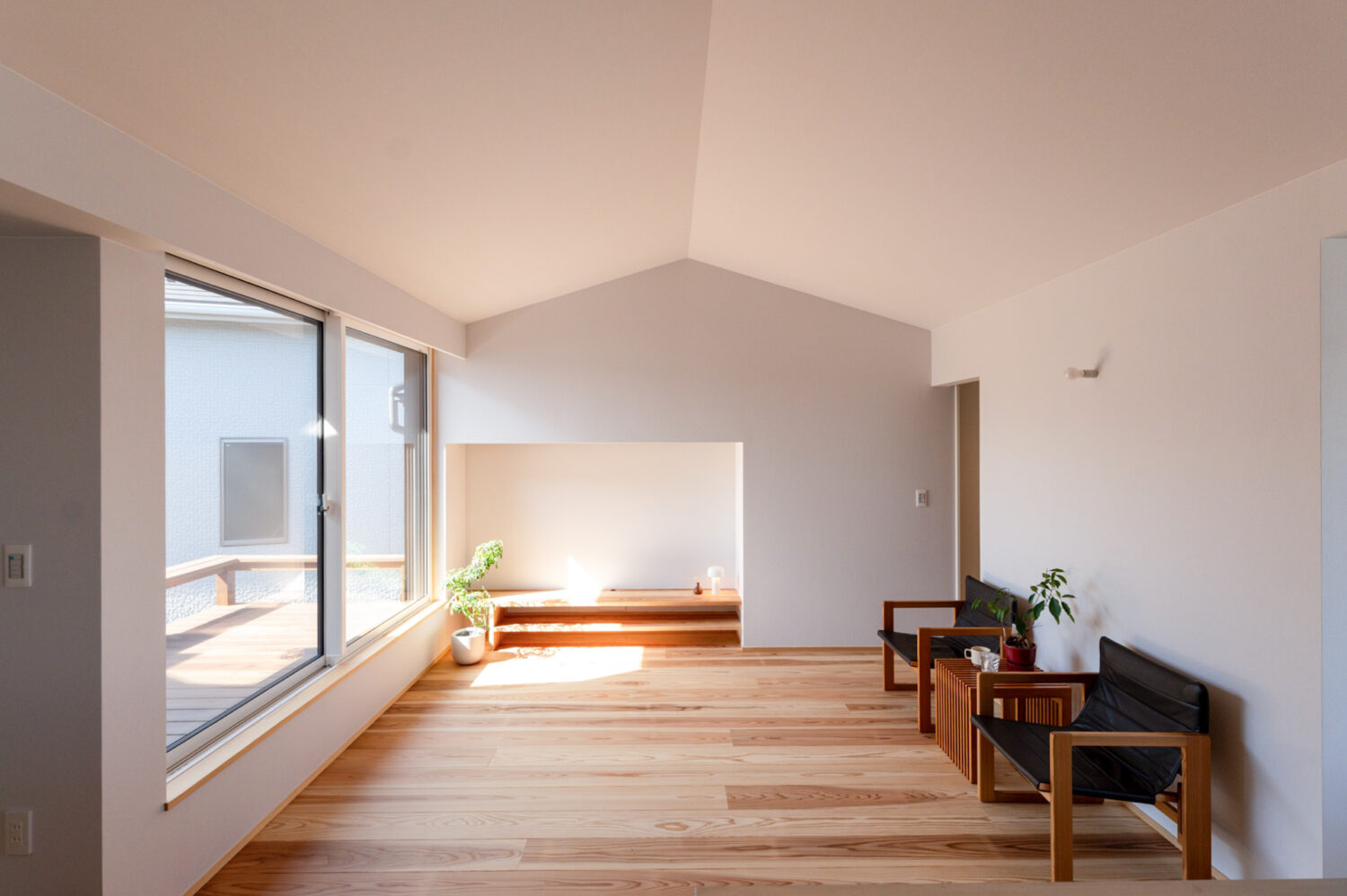 三角の勾配天井と外につながる屋根デッキ｜春日井市施工事例 オーパススタイル