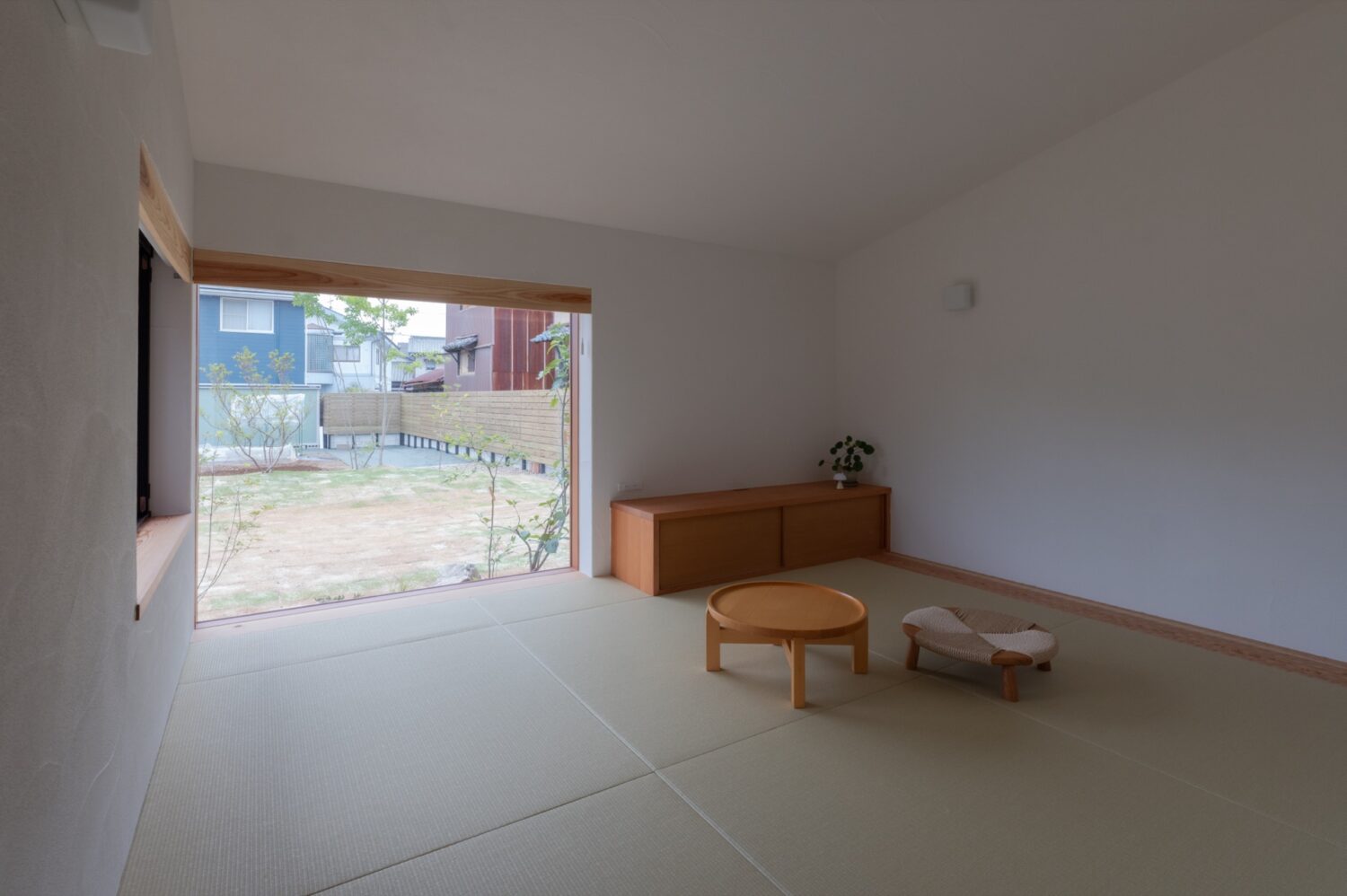 庭を眺めながらくつろげる畳リビング｜愛知県注文住宅オーパススタイル 施工事例