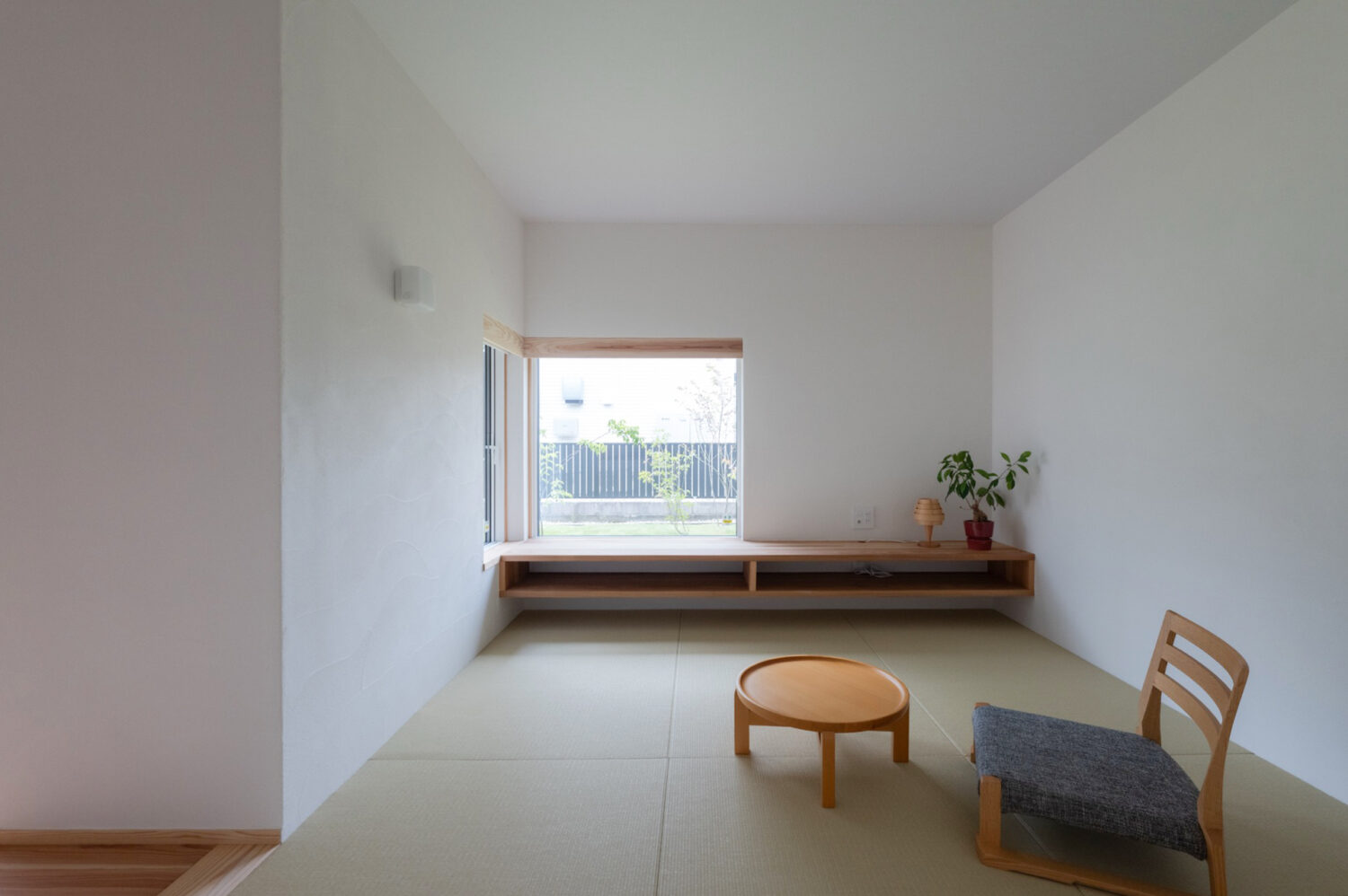 天井高を抑えた畳リビングと幅広の造作テレビボード|名古屋市緑区施工事例 オーパススタイル